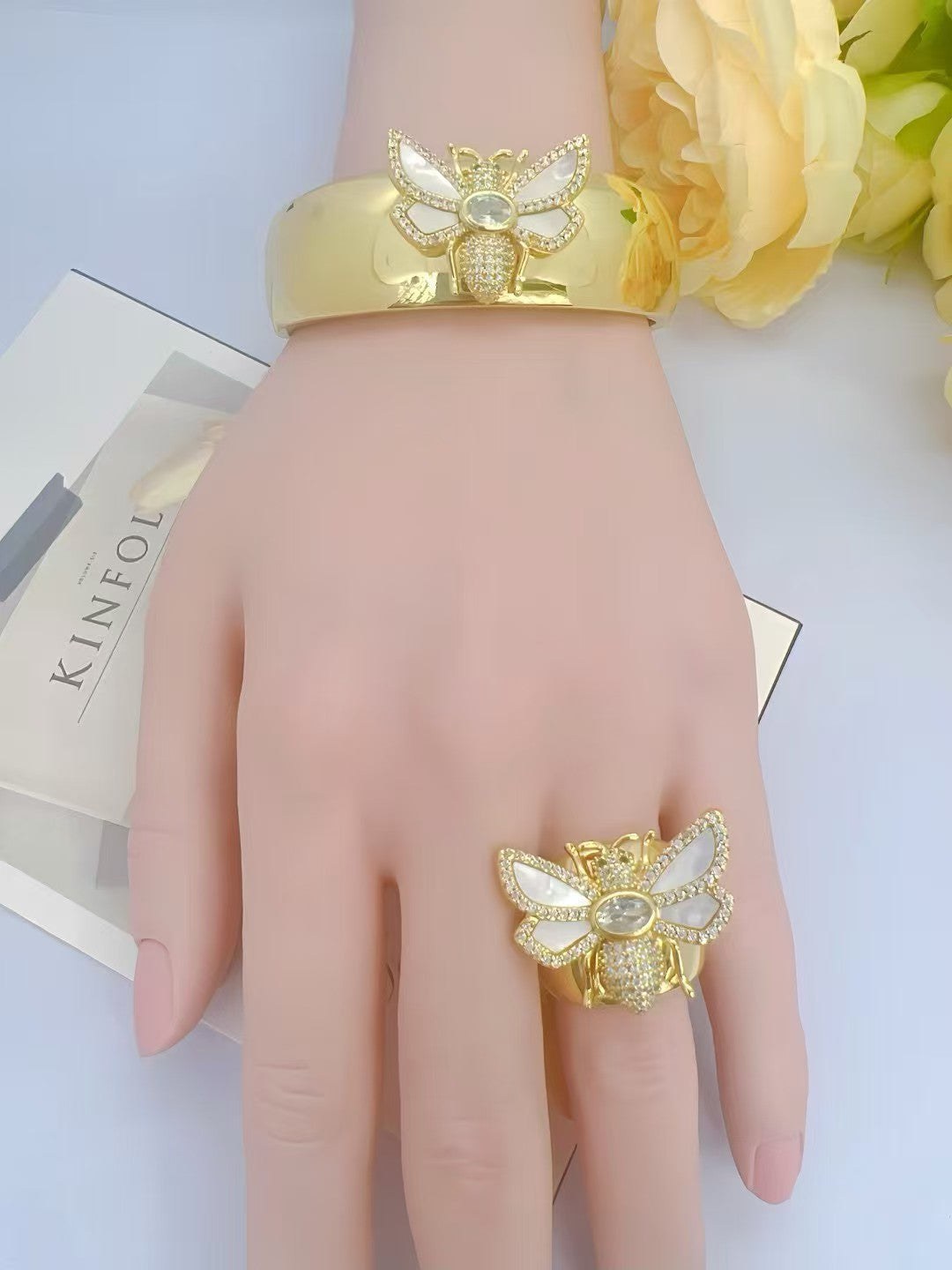 Queen Bee Bracelet Gold